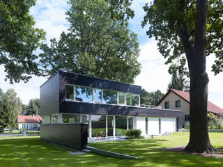 Einfamilienhaus in Falkensee bei Berlin, Justus Mayser Architekt Justus Mayser Architekt Moderne Häuser Holz Schwarz