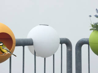 ballcony: A family of ball-shaped balcony accessories (birdfeeder, bloomball...), studio michael hilgers studio michael hilgers Modern Terrace