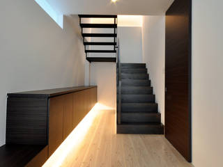 UCHR-HOUSE, 門一級建築士事務所 門一級建築士事務所 Modern corridor, hallway & stairs Wood Wood effect