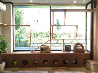 CAT INN TOKYO 板橋本町ic-AB, 一級建築士事務所アンドロッジ 一級建築士事務所アンドロッジ Rustic style windows & doors Wood Wood effect