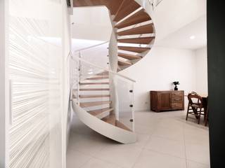 #VLD - ristrutturazione villino, M16 architetti M16 architetti Modern corridor, hallway & stairs