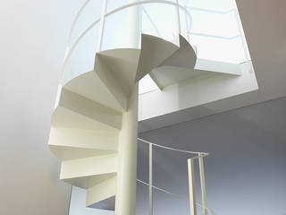 Scala a chiocciola realizzata da NIVA-line, Ni.va. Srl Ni.va. Srl Modern Corridor, Hallway and Staircase Metal White