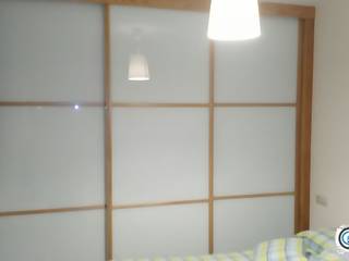 Armario cristal blanco y madera de roble, Almacén de Carpintería Gómez Almacén de Carpintería Gómez Modern style bedroom