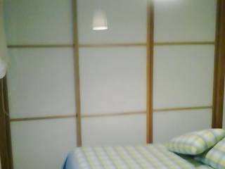 Armario cristal blanco y madera de roble, Almacén de Carpintería Gómez Almacén de Carpintería Gómez Minimalist bedroom