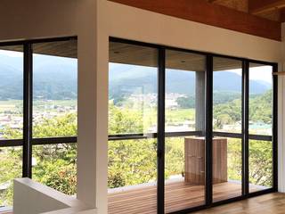 TOM, ZOYA Design Office ZOYA Design Office Hiên, sân thượng phong cách mộc mạc Gỗ Wood effect