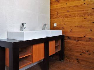 Casa de madeira em Aveiro com tempo de contrução de 3 meses e meio, Lethes House Lethes House Modern bathroom لکڑی Wood effect