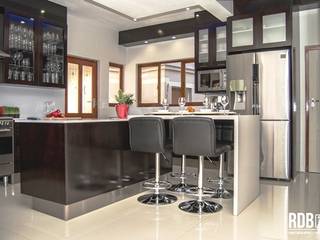 High gloss Dark Mahogany Kitchen , Ergo Designer Kitchens & Cabinetry Ergo Designer Kitchens & Cabinetry 모던스타일 주방 우드 우드 그레인