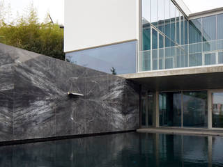Villa Estoril, GAVINHO Architecture & Interiors GAVINHO Architecture & Interiors Hồ bơi phong cách hiện đại Cục đá