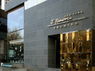 J. ROSEROCO NEW YORK FLAGSHIP STORE, HJL STUDIO HJL STUDIO Jardines de estilo moderno Metal