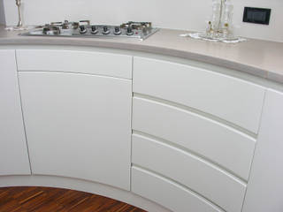 Curved White Kitchen, Falegnameria Ferrari Falegnameria Ferrari ห้องครัว