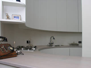 Curved White Kitchen, Falegnameria Ferrari Falegnameria Ferrari ห้องครัว