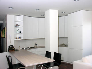 Curved White Kitchen, Falegnameria Ferrari Falegnameria Ferrari Modern kitchen White