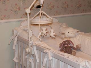 Quarto de bebê menina, Studio Designare Interiores Studio Designare Interiores Country style nursery/kids room