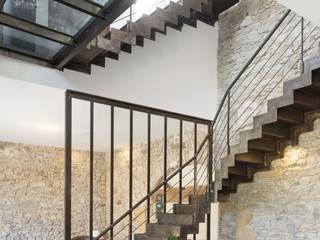 Réhabilitation d'un corps de ferme par un architecte d'intérieur à Lyon, réHome réHome Industrial style corridor, hallway and stairs