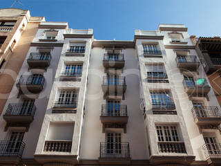 Balconeras y ventanas de madera rehabilitadas, CARPINTEK GROUP CARPINTEK GROUP Cửa sổ & cửa ra vào phong cách kinh điển Gỗ Wood effect