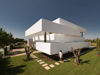 Casa de arquitectura volumétrica no Algarve tem 5 terraços e um jardim, Corpo Atelier Corpo Atelier Modern Houses