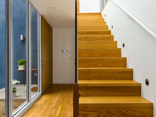 Dimster Architecture | Carroll House | Venice, CA, Chibi Moku Architectural Films Chibi Moku Architectural Films Modern Corridor, Hallway and Staircase Wood Brown