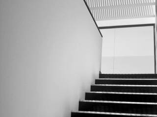 Otawa, [GM+] Arquitectos [GM+] Arquitectos Modern corridor, hallway & stairs