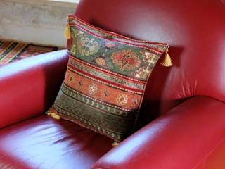 Coussin ethnique par KaravaneSerail, KaravaneSerail KaravaneSerail Living room Cotton Red