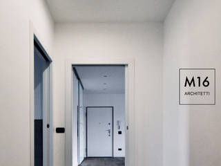 #CFC - ristrutturazione completa appartamento , M16 architetti M16 architetti Modern corridor, hallway & stairs