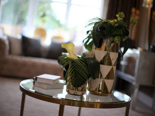 Adding those finishing touches to your home... Livings modernos: Ideas, imágenes y decoración de Graeme Fuller Design Ltd Moderno