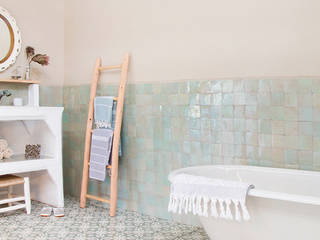 homify Country style bathroom Bricks