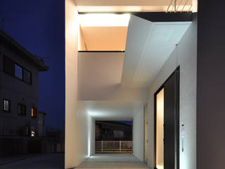 NKZT-HOUSE IN NANJO, 門一級建築士事務所 門一級建築士事務所 Moderne Garagen & Schuppen Beton Weiß
