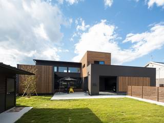 ディスプレイガレージのある家, TKD-ARCHITECT TKD-ARCHITECT Modern home Wood Black