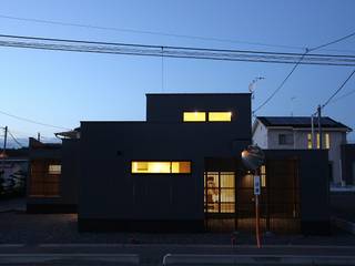 中土間のある空間, TKD-ARCHITECT TKD-ARCHITECT Casas estilo moderno: ideas, arquitectura e imágenes Gris
