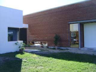 Una Casa + Pancho, Marcelo Manzán Arquitecto Marcelo Manzán Arquitecto Modern houses