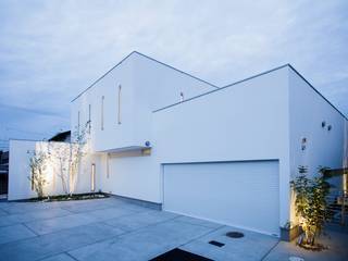 WHITE COURT HOUSE, MITSUTOSHI OKAMOTO ARCHITECT OFFICE 岡本光利一級建築士事務所 MITSUTOSHI OKAMOTO ARCHITECT OFFICE 岡本光利一級建築士事務所 北欧風 家 白色
