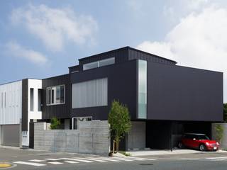 VERTICAL HOUSE （縦格子の家）, MITSUTOSHI OKAMOTO ARCHITECT OFFICE 岡本光利一級建築士事務所 MITSUTOSHI OKAMOTO ARCHITECT OFFICE 岡本光利一級建築士事務所 Ausgefallene Häuser Eisen/Stahl Schwarz