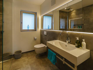 Kundenprojekt - Reihen- Eckhaus, Will GmbH Will GmbH Phòng tắm phong cách hiện đại Gạch ốp lát Grey