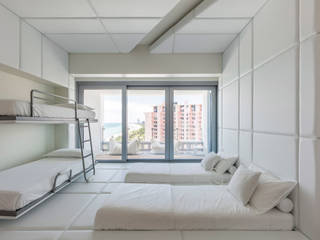 ​A Pied-à-terre in Miami Beach, by Alessandro Isola, Alessandro Isola Ltd Alessandro Isola Ltd Moderne Schlafzimmer Weiß