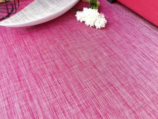Vinilo y color: las posibilidades decorativas de las alfombras de vinilo, latiendawapa latiendawapa Minimalistische Wohnzimmer Kunststoff Rot