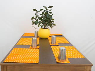 Table Edition, TUNI Interiors Pvt. Ltd. TUNI Interiors Pvt. Ltd. ラスティックデザインの ダイニング 黄色
