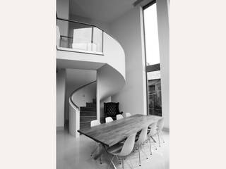 Bold double-height zinc-clad kitchen extension to gable of Victorian dwelling, Des Ewing Residential Architects Des Ewing Residential Architects Comedores de estilo moderno