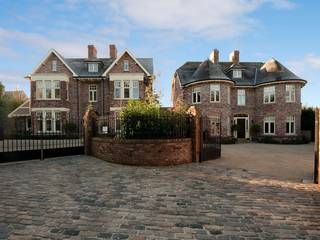 Pair complimentary salvaged brick finished dwellings, Des Ewing Residential Architects Des Ewing Residential Architects Rumah Klasik