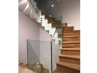 VİLLA M.K., İZARC MİMARLIK İZARC MİMARLIK Modern corridor, hallway & stairs Glass