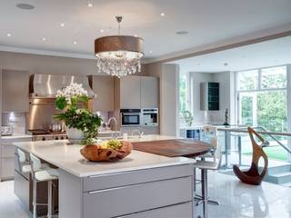 Making the most of a challenging, sloping site to create an elegant yet function, Des Ewing Residential Architects Des Ewing Residential Architects Classic style kitchen