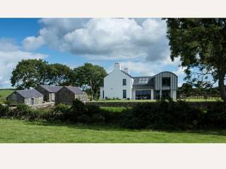 New build contemporary farmstead with curved metal roof, Des Ewing Residential Architects Des Ewing Residential Architects Moderne huizen