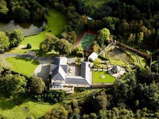 New Walled Garden and Stone Folly with Glazed Lantern complete Country Home, Des Ewing Residential Architects Des Ewing Residential Architects Rumah Gaya Rustic