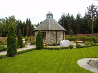 New Walled Garden and Stone Folly with Glazed Lantern complete Country Home, Des Ewing Residential Architects Des Ewing Residential Architects Будинки