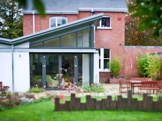 Edwardian House Reunited with Garden by Addition of Butterflied-Roof Externsion, Des Ewing Residential Architects Des Ewing Residential Architects Rumah Modern