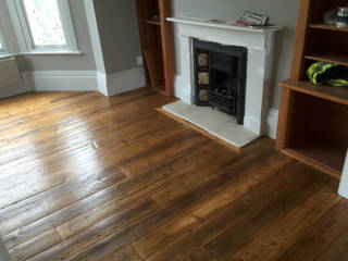 Reclaimed Pine floorboards, The British Wood Flooring Company The British Wood Flooring Company ห้องนั่งเล่น