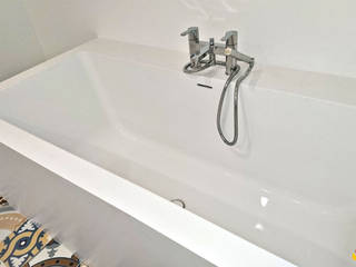 Nowoczesna, biała łazienka z mocnym akcentem kolorystycznym., Luxum Luxum Baños modernos