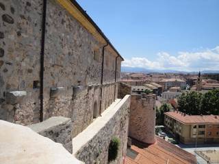Muralla en La Alhóndiga, Segovia, Ear arquitectura Ear arquitectura Bedrijfsruimten Steen Bruin