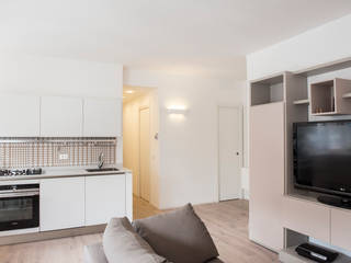 APPARTAMENTO APPIA NUOVA: L’appartamento viene modificato completamente, ArchEnjoy Studio ArchEnjoy Studio Moderne Esszimmer Holz Beige