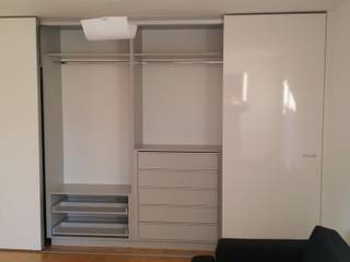 Fitted Sliding Door Wardrobe with En-suite Access, Kleiderhaus ltd Kleiderhaus ltd Modern style bedroom