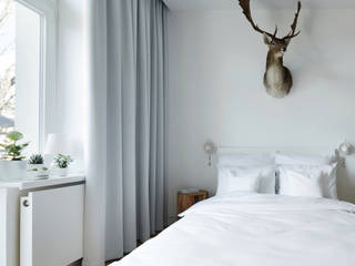 Daniel Apartment , BLACKHAUS BLACKHAUS Dormitorios de estilo minimalista Madera Acabado en madera